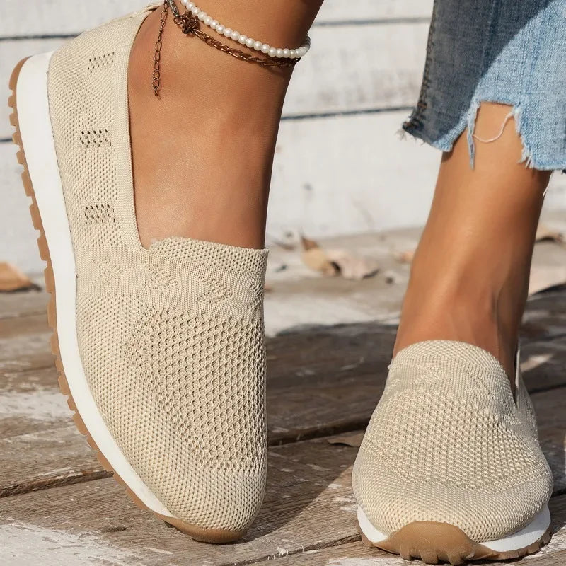 "Elegante orthopedische dames loafers, slip-on instappers, zacht bovenwerk, ronde neus, schokabsorberende en antislip zool."