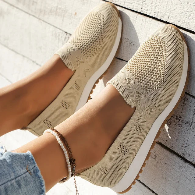 "Elegante orthopedische dames loafers, slip-on instappers, zacht bovenwerk, ronde neus, schokabsorberende en antislip zool."