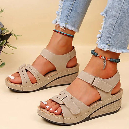 "Elegante orthopedische dames sandalen met bruine leren riemen en verstelbare klittenband, perfect voor comfort en stijl."