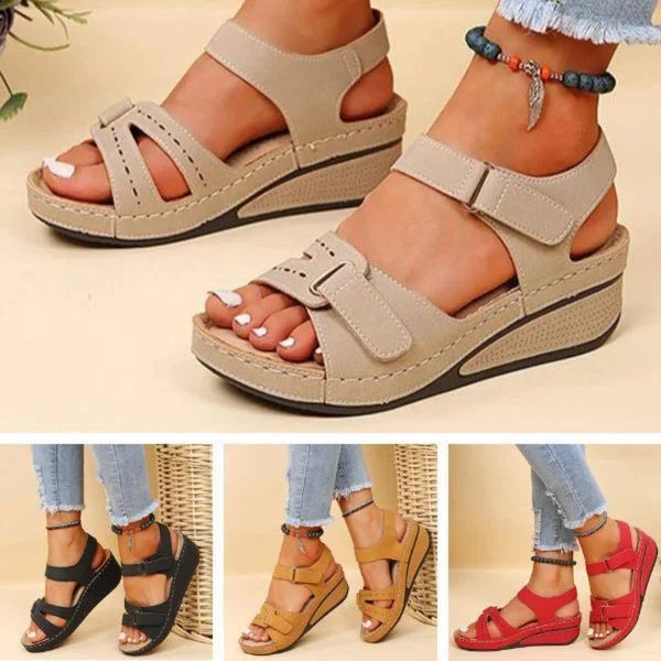"Elegante orthopedische dames sandalen met bruine leren riemen en verstelbare klittenband, perfect voor comfort en stijl."