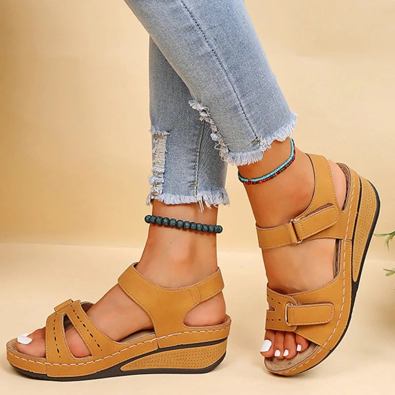 "Elegante orthopedische dames sandalen met bruine leren riemen en verstelbare klittenband, perfect voor comfort en stijl."