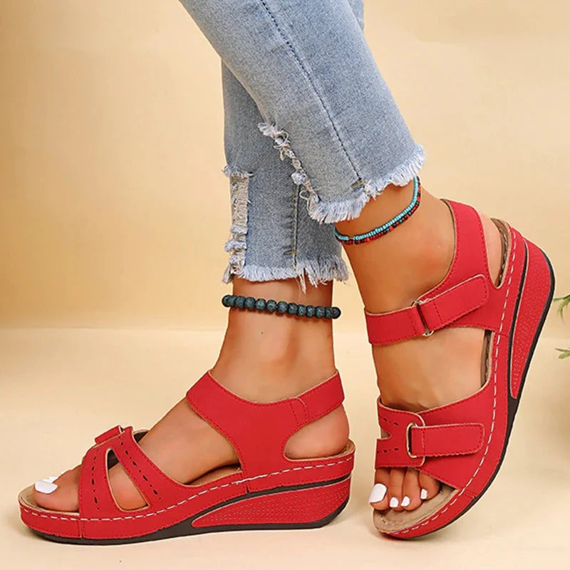 "Elegante orthopedische dames sandalen met bruine leren riemen en verstelbare klittenband, perfect voor comfort en stijl."