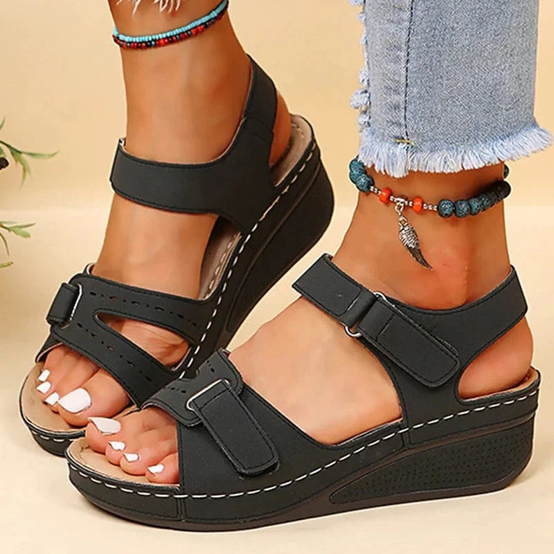 "Elegante orthopedische dames sandalen met bruine leren riemen en verstelbare klittenband, perfect voor comfort en stijl."