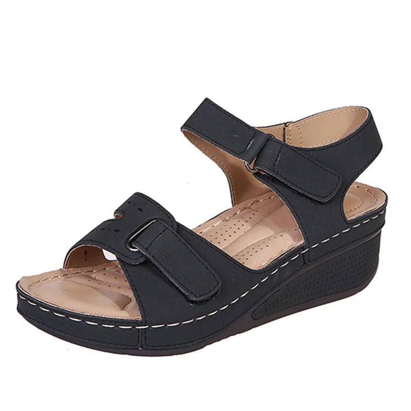 "Elegante orthopedische dames sandalen met bruine leren riemen en verstelbare klittenband, perfect voor comfort en stijl."