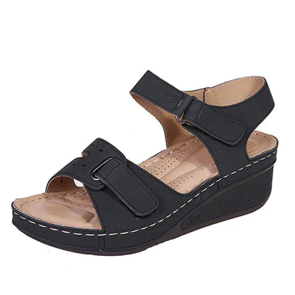 "Elegante orthopedische dames sandalen met bruine leren riemen en verstelbare klittenband, perfect voor comfort en stijl."