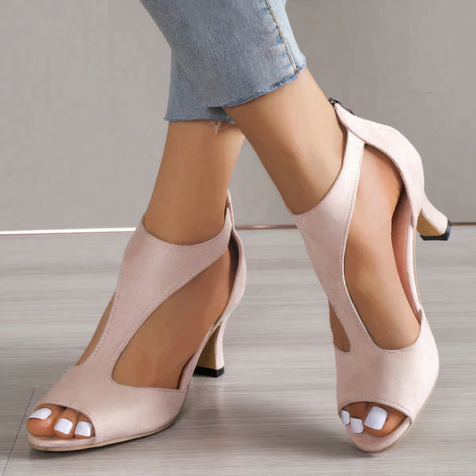 "Elegante orthopedische hielsandalen voor dames, in neutrale tinten, verhoogde hiel voor comfort en stijlvolle voetzorg."