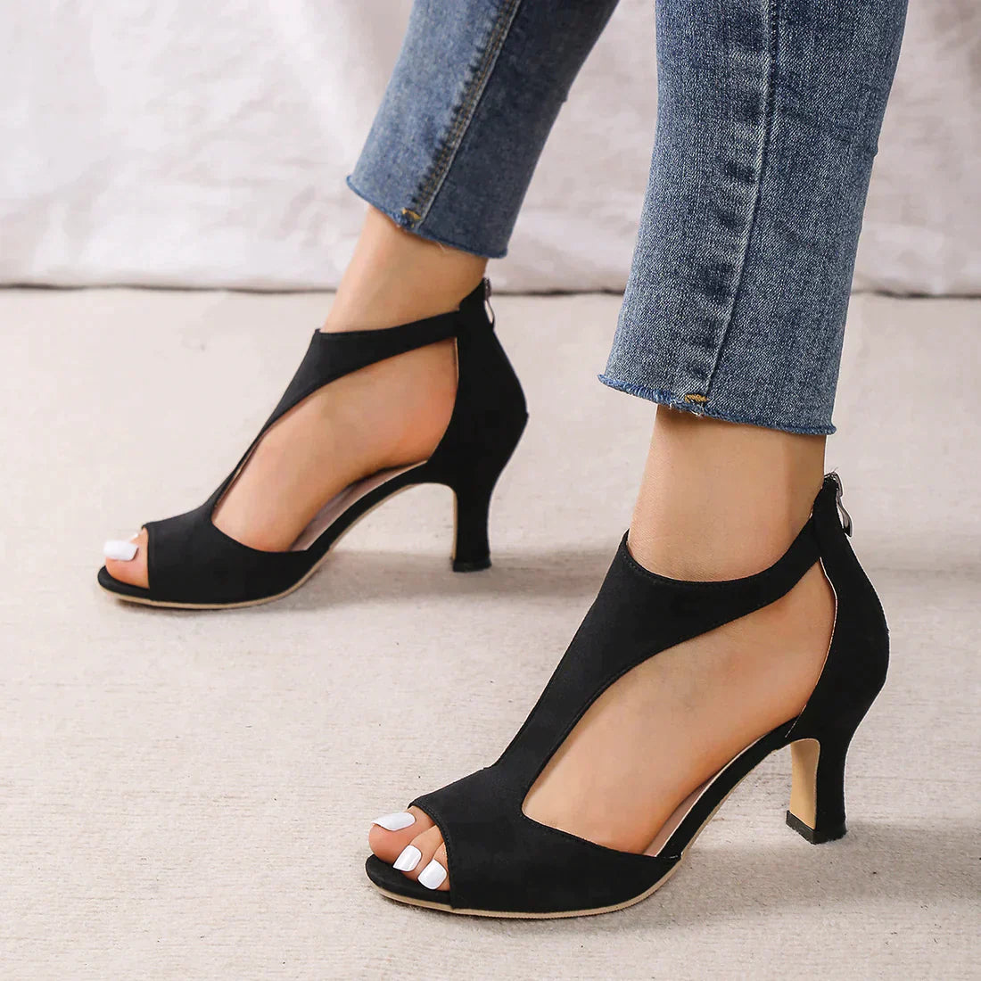 "Elegante orthopedische hielsandalen voor dames, in neutrale tinten, verhoogde hiel voor comfort en stijlvolle voetzorg."