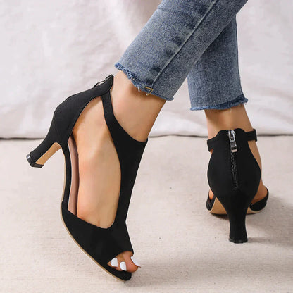 "Elegante orthopedische hielsandalen voor dames, in neutrale tinten, verhoogde hiel voor comfort en stijlvolle voetzorg."