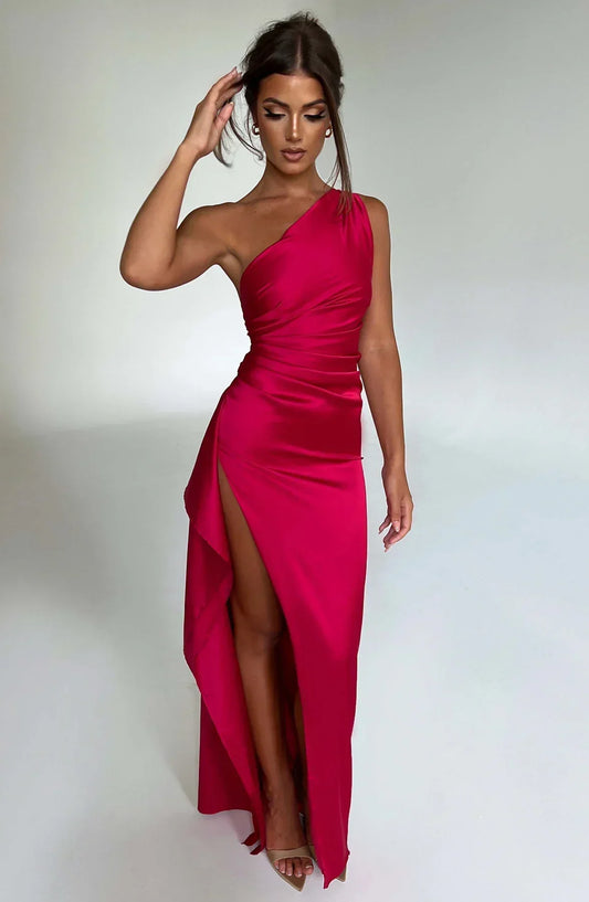 "Elegante satijnen avondjurk met één-schouder asymmetrisch ontwerp, hoge zijsplit en flatterende pasvorm, ideaal voor gala's.
