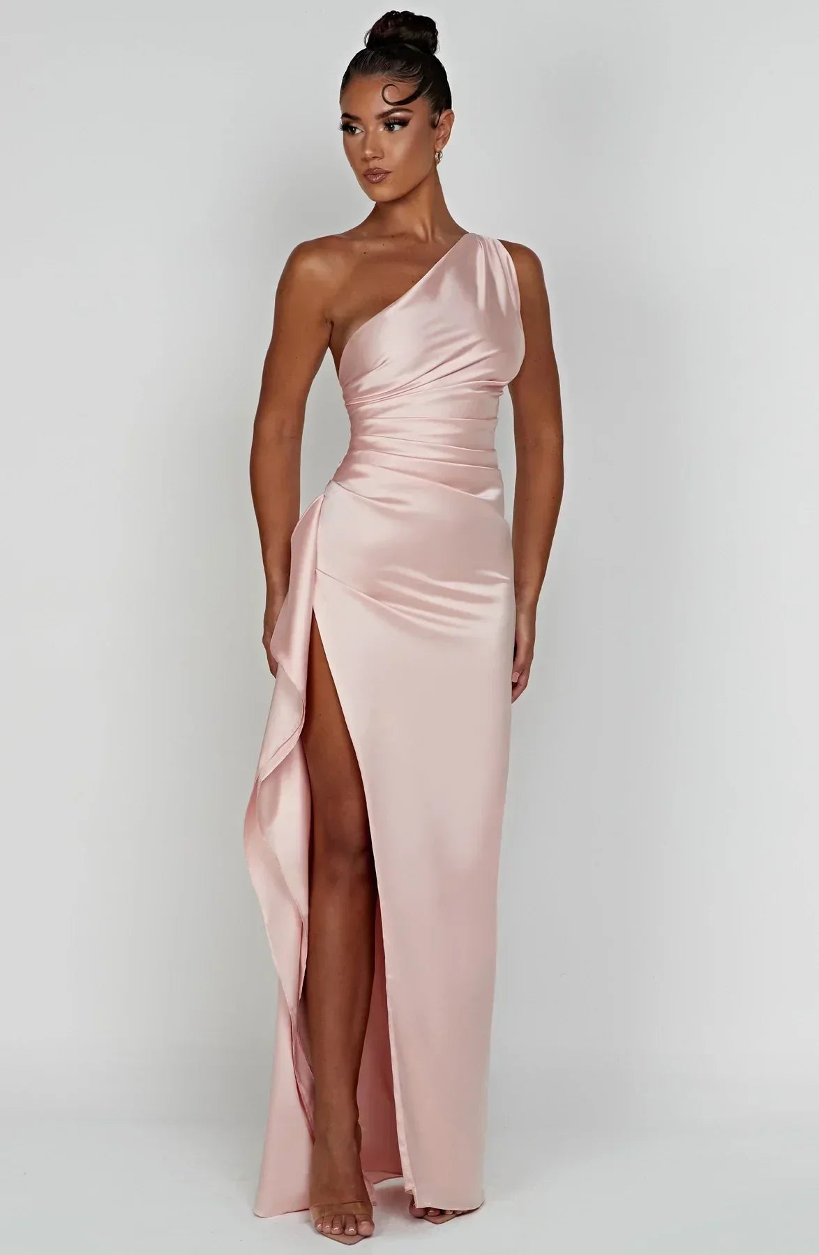 "Elegante satijnen avondjurk met één-schouder asymmetrisch ontwerp, hoge zijsplit en flatterende pasvorm, ideaal voor gala's.