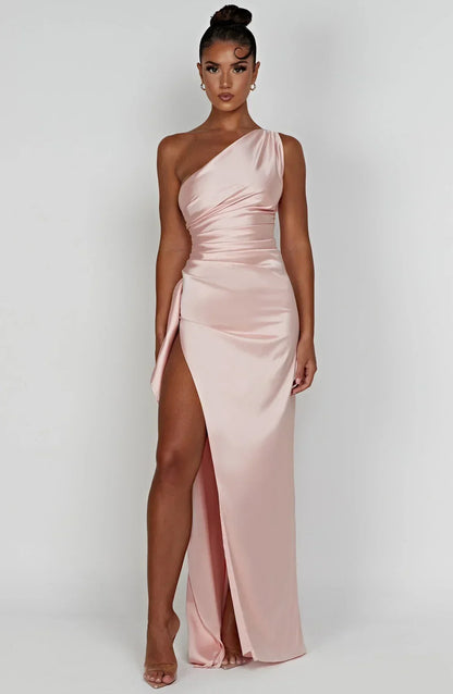 "Elegante satijnen avondjurk met één-schouder asymmetrisch ontwerp, hoge zijsplit en flatterende pasvorm, ideaal voor gala's.