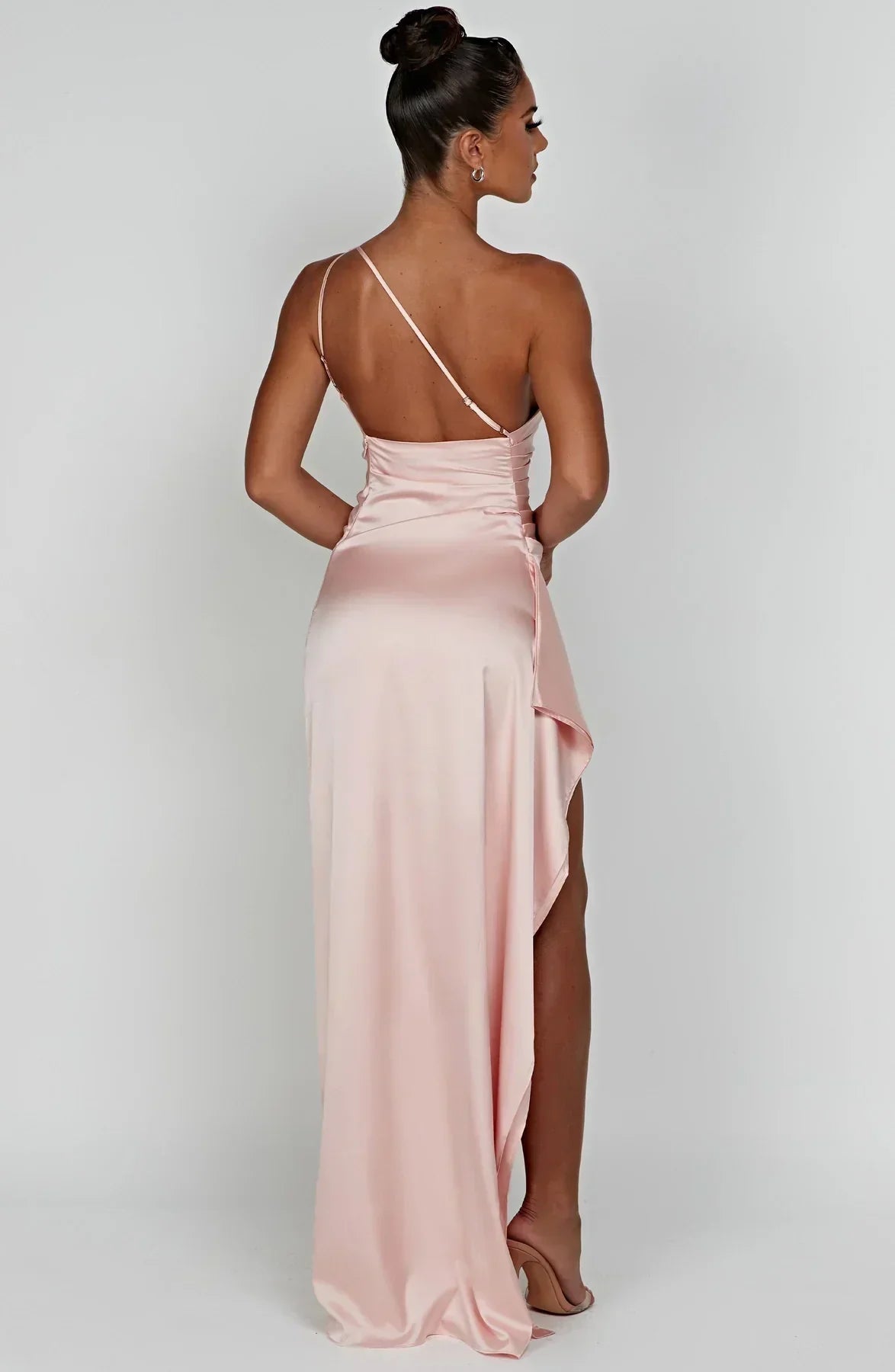 "Elegante satijnen avondjurk met één-schouder asymmetrisch ontwerp, hoge zijsplit en flatterende pasvorm, ideaal voor gala's.