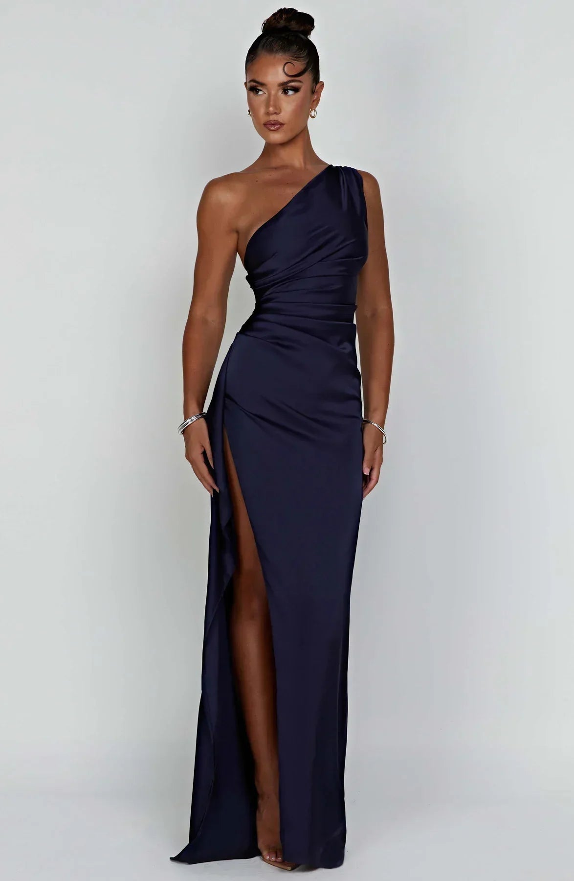 "Elegante satijnen avondjurk met één-schouder asymmetrisch ontwerp, hoge zijsplit en flatterende pasvorm, ideaal voor gala's.