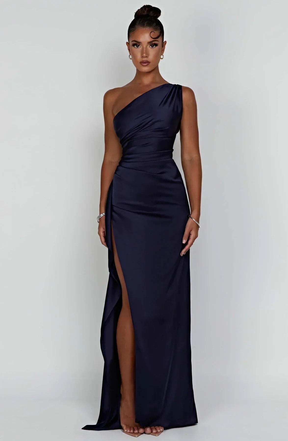 "Elegante satijnen avondjurk met één-schouder asymmetrisch ontwerp, hoge zijsplit en flatterende pasvorm, ideaal voor gala's.