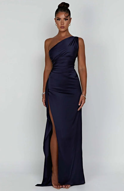 "Elegante satijnen avondjurk met één-schouder asymmetrisch ontwerp, hoge zijsplit en flatterende pasvorm, ideaal voor gala's.