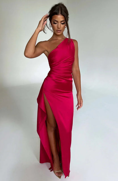 "Elegante satijnen avondjurk met één-schouder asymmetrisch ontwerp, hoge zijsplit en flatterende pasvorm, ideaal voor gala's.