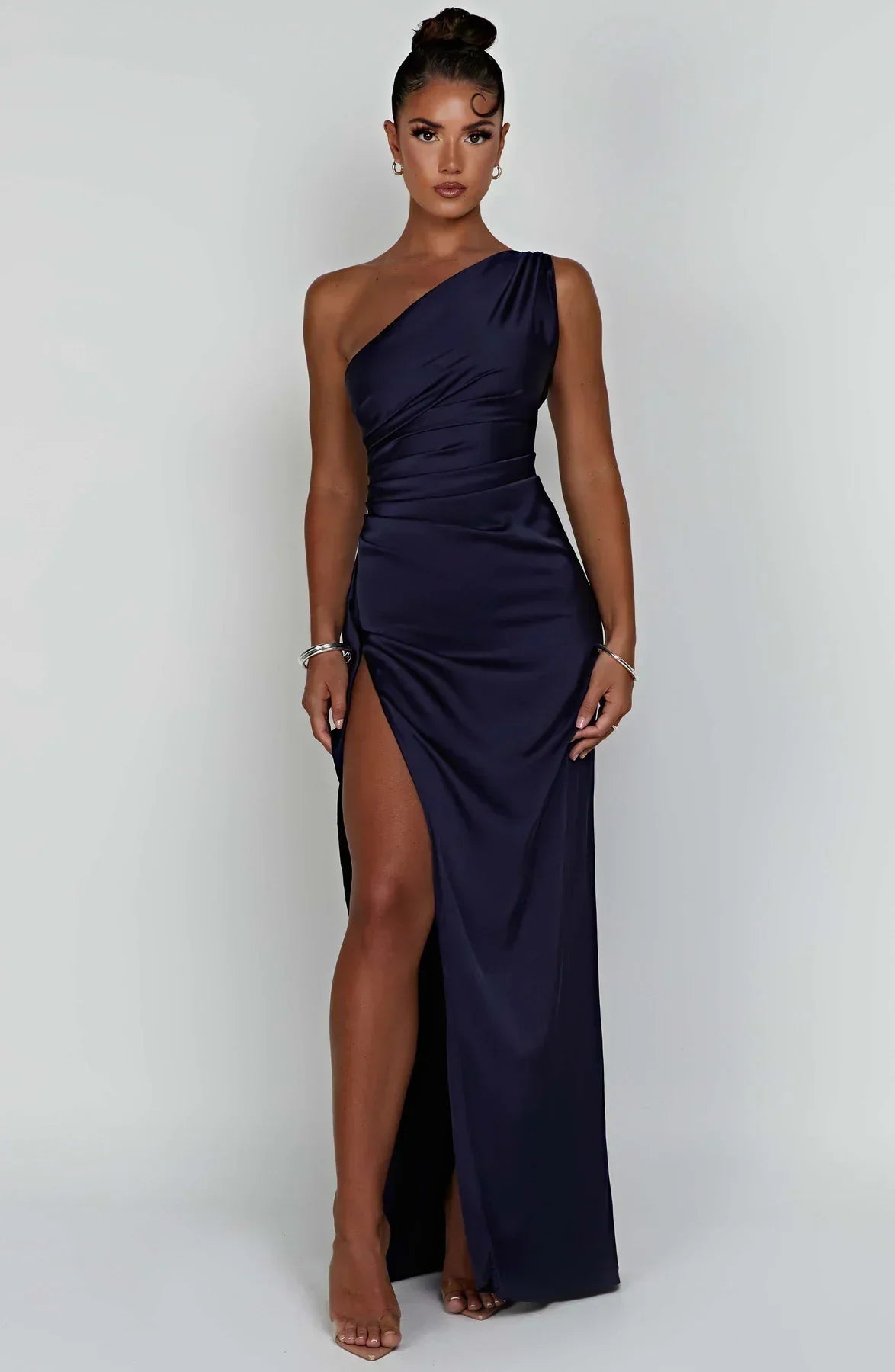 "Elegante satijnen avondjurk met één-schouder asymmetrisch ontwerp, hoge zijsplit en flatterende pasvorm, ideaal voor gala's.