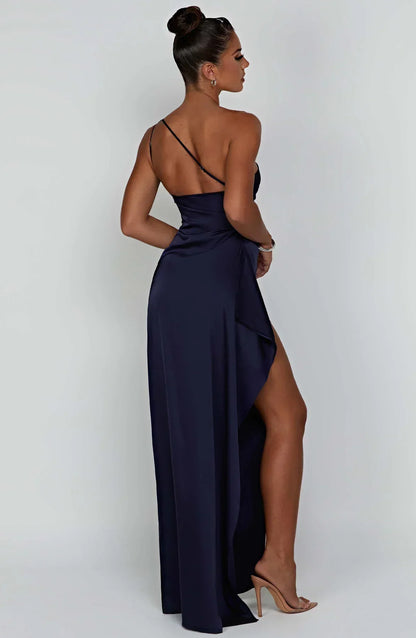 "Elegante satijnen avondjurk met één-schouder asymmetrisch ontwerp, hoge zijsplit en flatterende pasvorm, ideaal voor gala's.