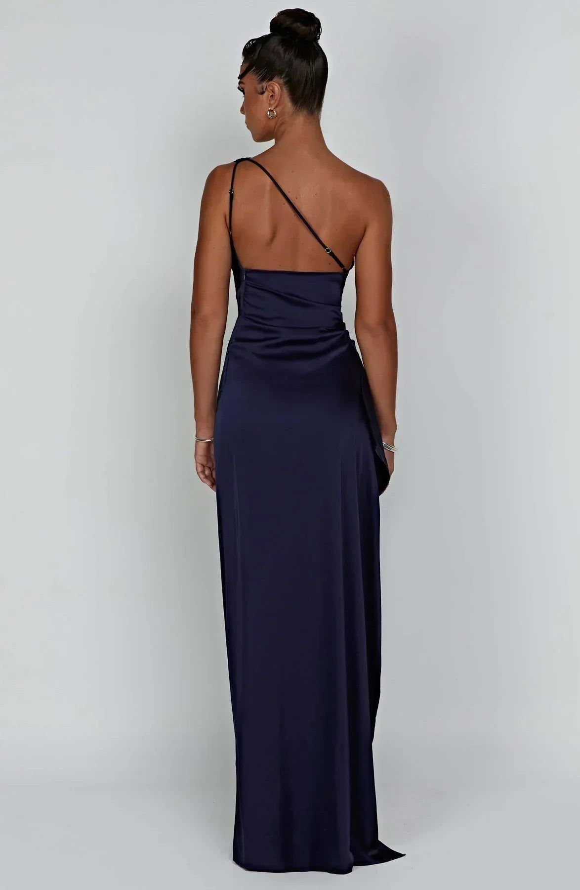 "Elegante satijnen avondjurk met één-schouder asymmetrisch ontwerp, hoge zijsplit en flatterende pasvorm, ideaal voor gala's.