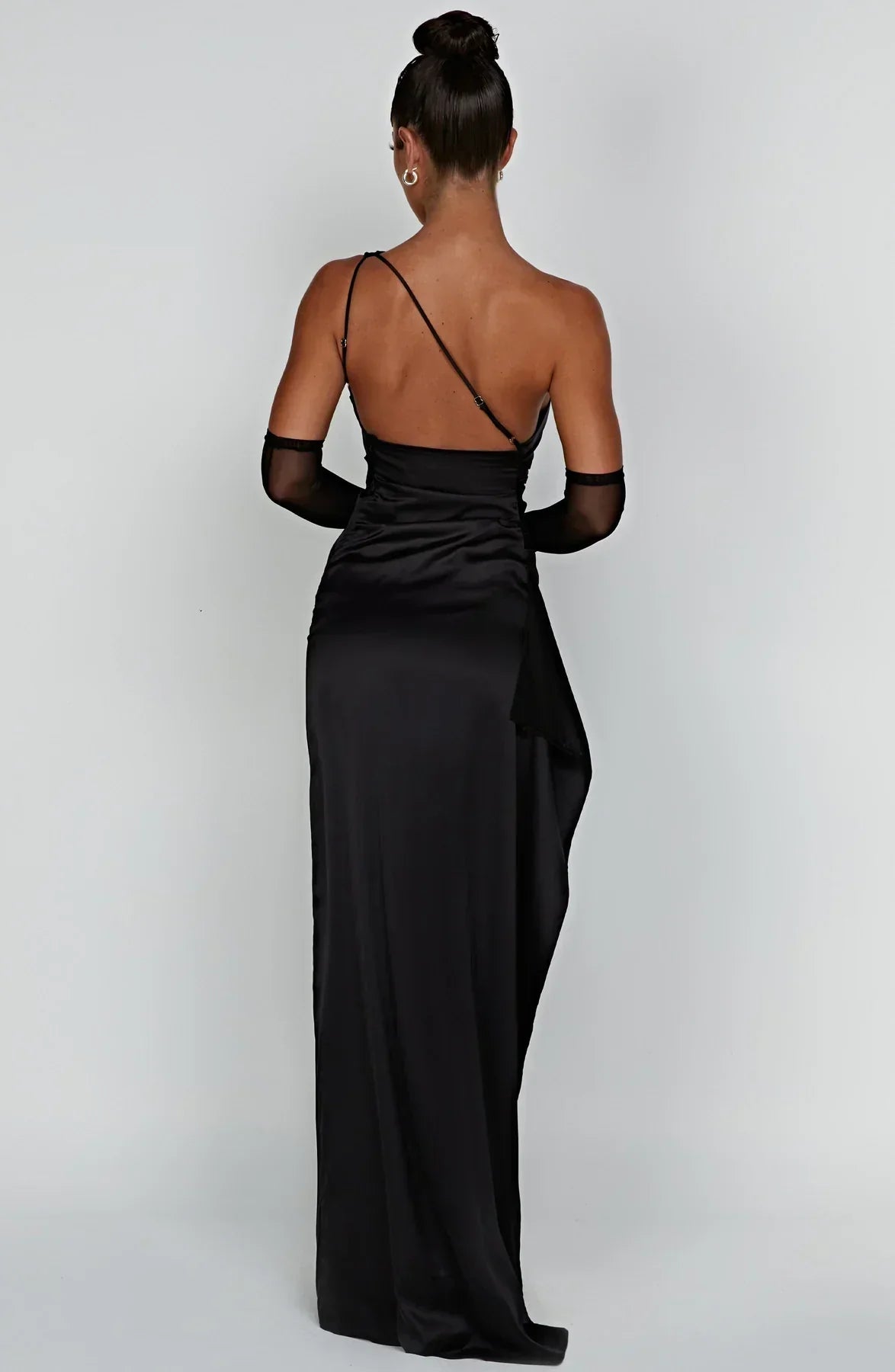 "Elegante satijnen avondjurk met één-schouder asymmetrisch ontwerp, hoge zijsplit en flatterende pasvorm, ideaal voor gala's.