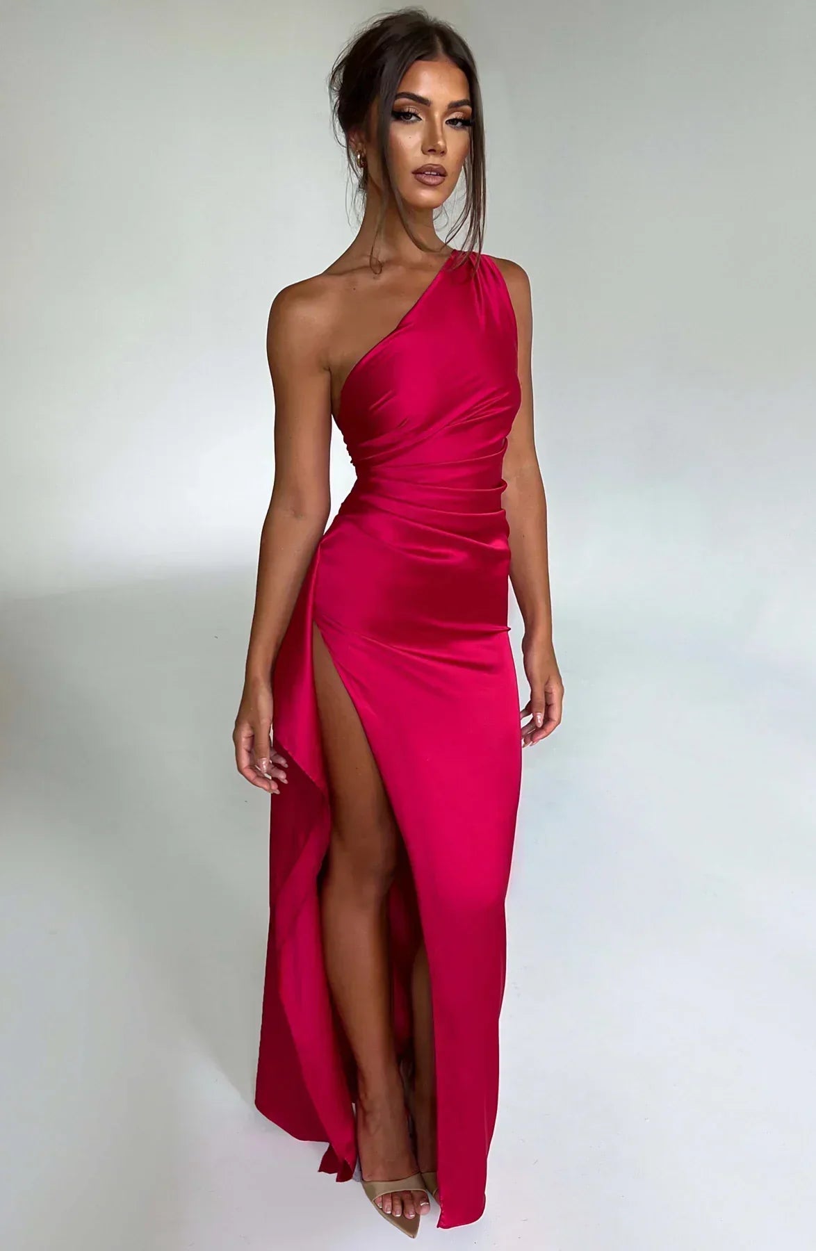 "Elegante satijnen avondjurk met één-schouder asymmetrisch ontwerp, hoge zijsplit en flatterende pasvorm, ideaal voor gala's.