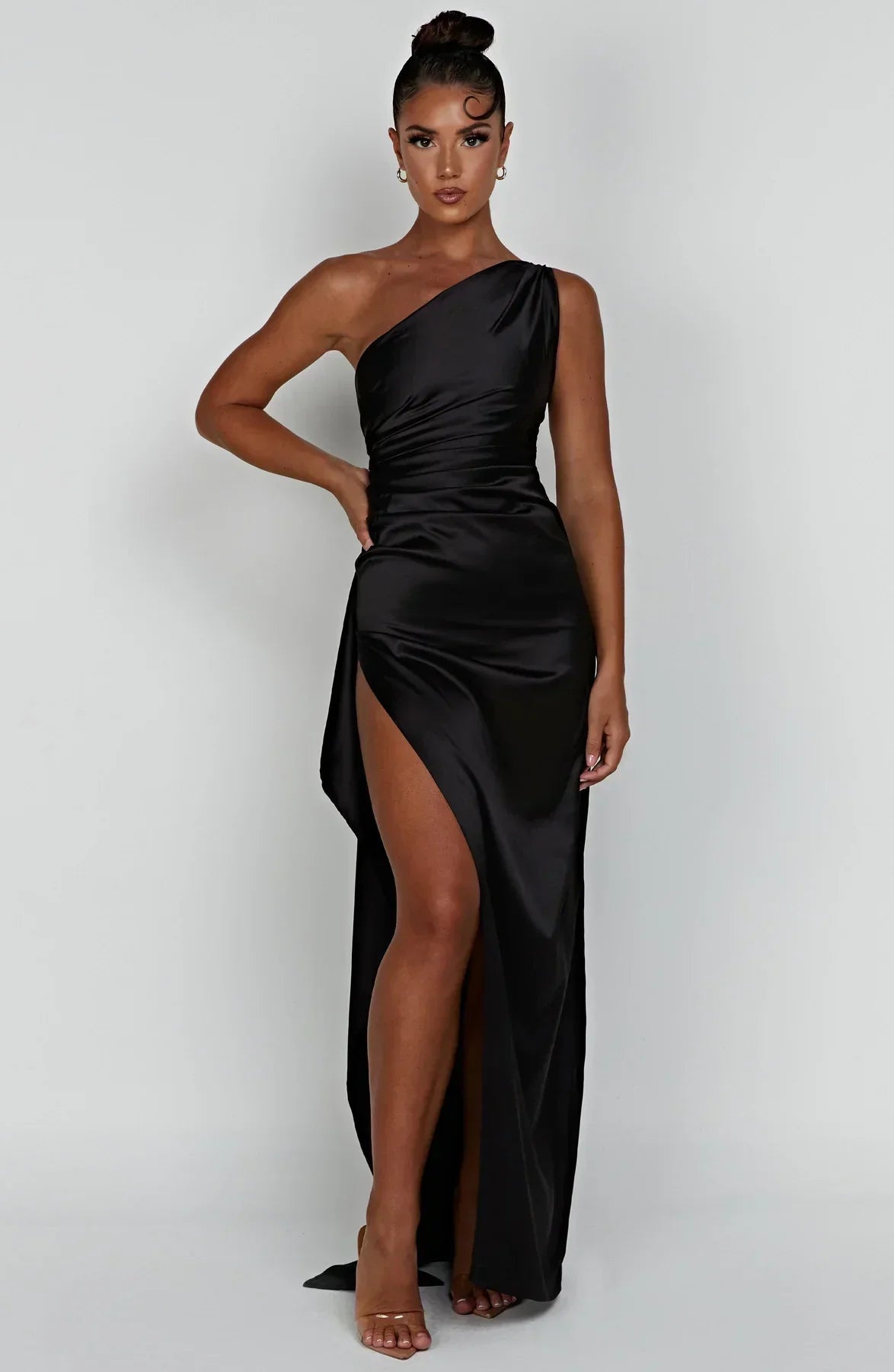 "Elegante satijnen avondjurk met één-schouder asymmetrisch ontwerp, hoge zijsplit en flatterende pasvorm, ideaal voor gala's.