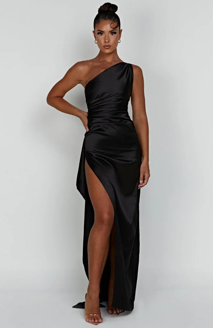 "Elegante satijnen avondjurk met één-schouder asymmetrisch ontwerp, hoge zijsplit en flatterende pasvorm, ideaal voor gala's.