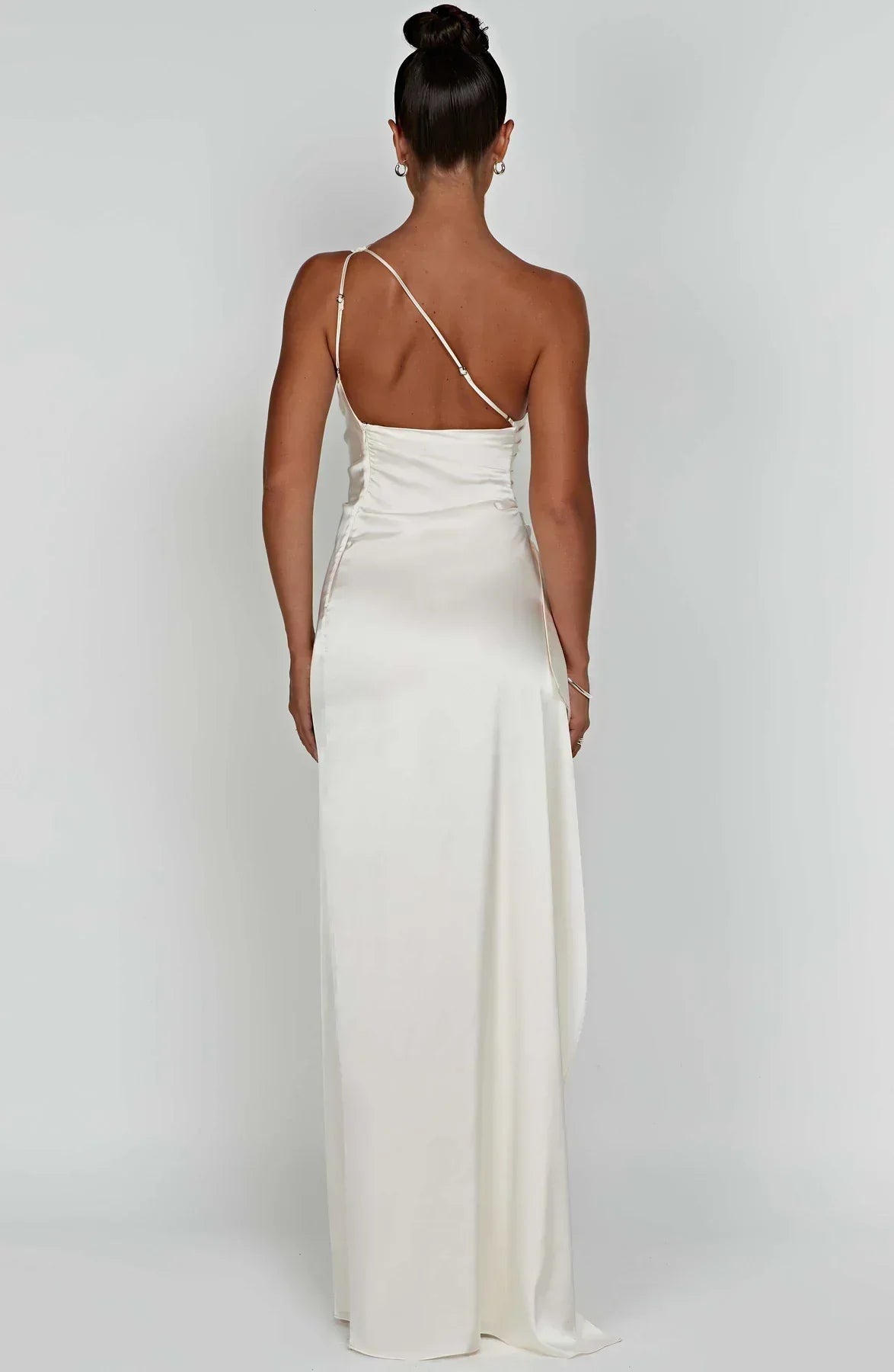 "Elegante satijnen avondjurk met één-schouder asymmetrisch ontwerp, hoge zijsplit en flatterende pasvorm, ideaal voor gala's.