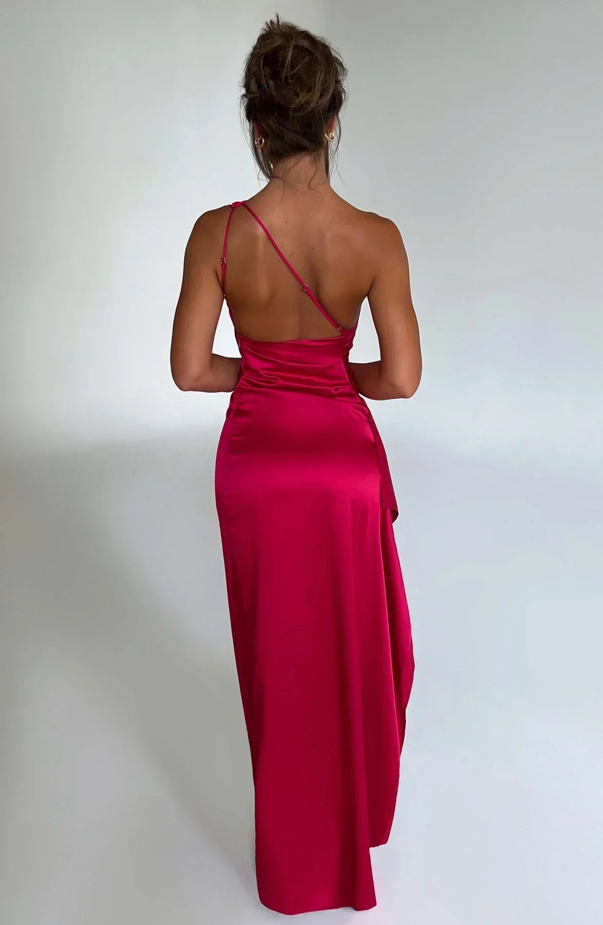 "Elegante satijnen avondjurk met één-schouder asymmetrisch ontwerp, hoge zijsplit en flatterende pasvorm, ideaal voor gala's.