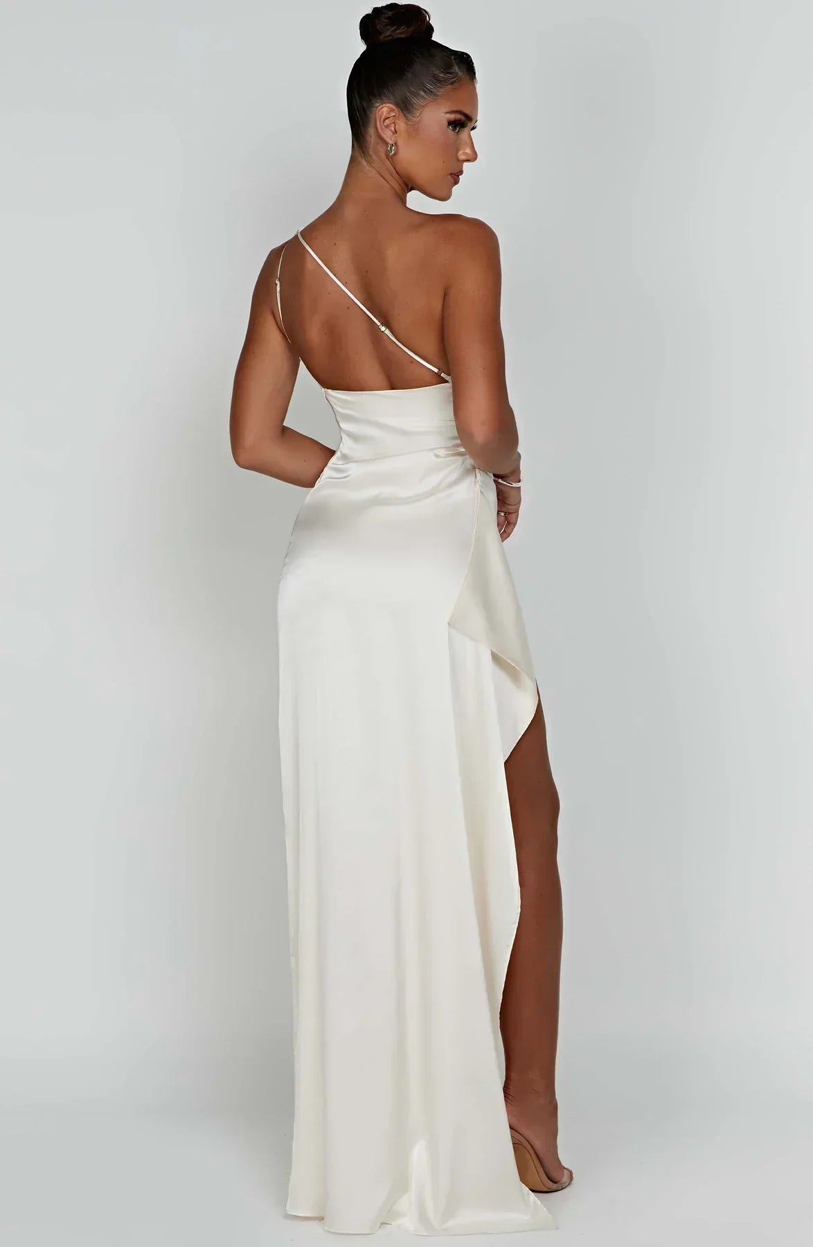 "Elegante satijnen avondjurk met één-schouder asymmetrisch ontwerp, hoge zijsplit en flatterende pasvorm, ideaal voor gala's.