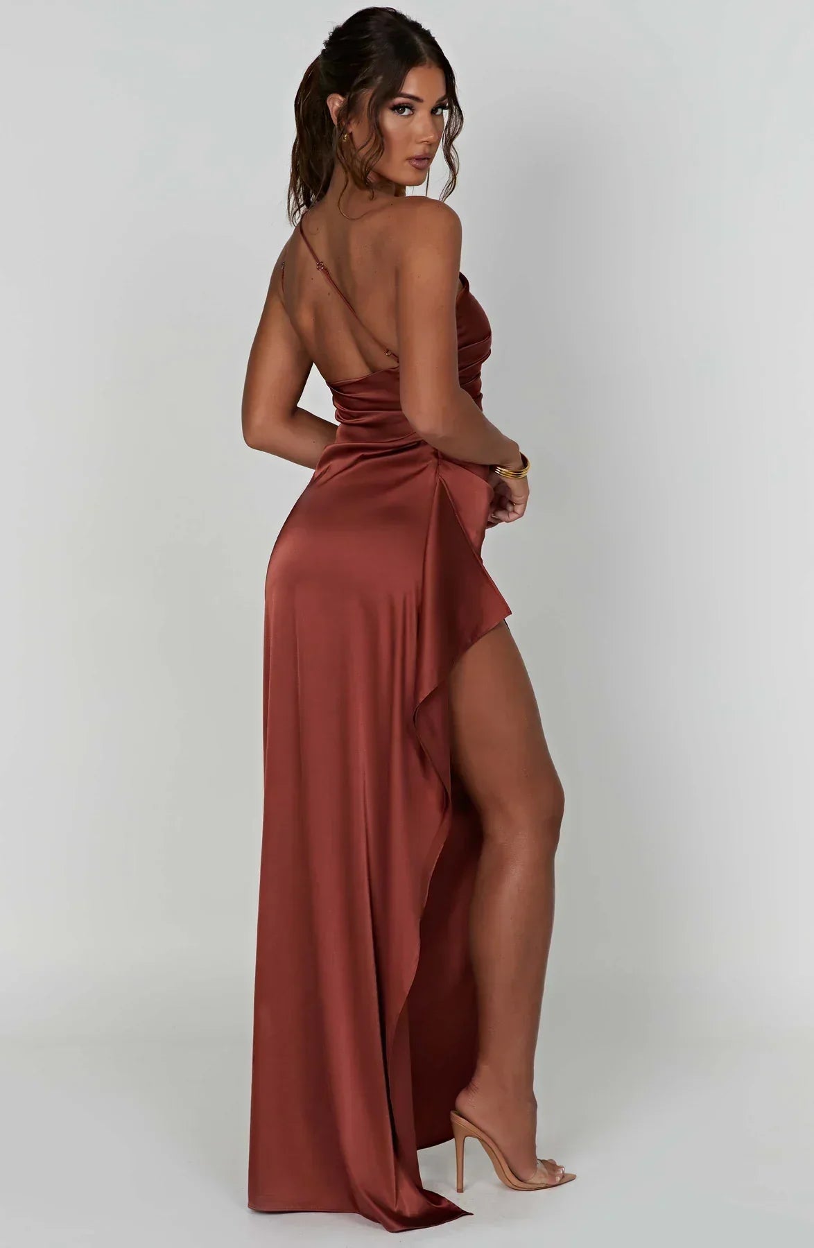 "Elegante satijnen avondjurk met één-schouder asymmetrisch ontwerp, hoge zijsplit en flatterende pasvorm, ideaal voor gala's.