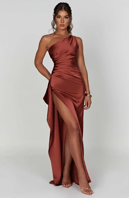 "Elegante satijnen avondjurk met één-schouder asymmetrisch ontwerp, hoge zijsplit en flatterende pasvorm, ideaal voor gala's.