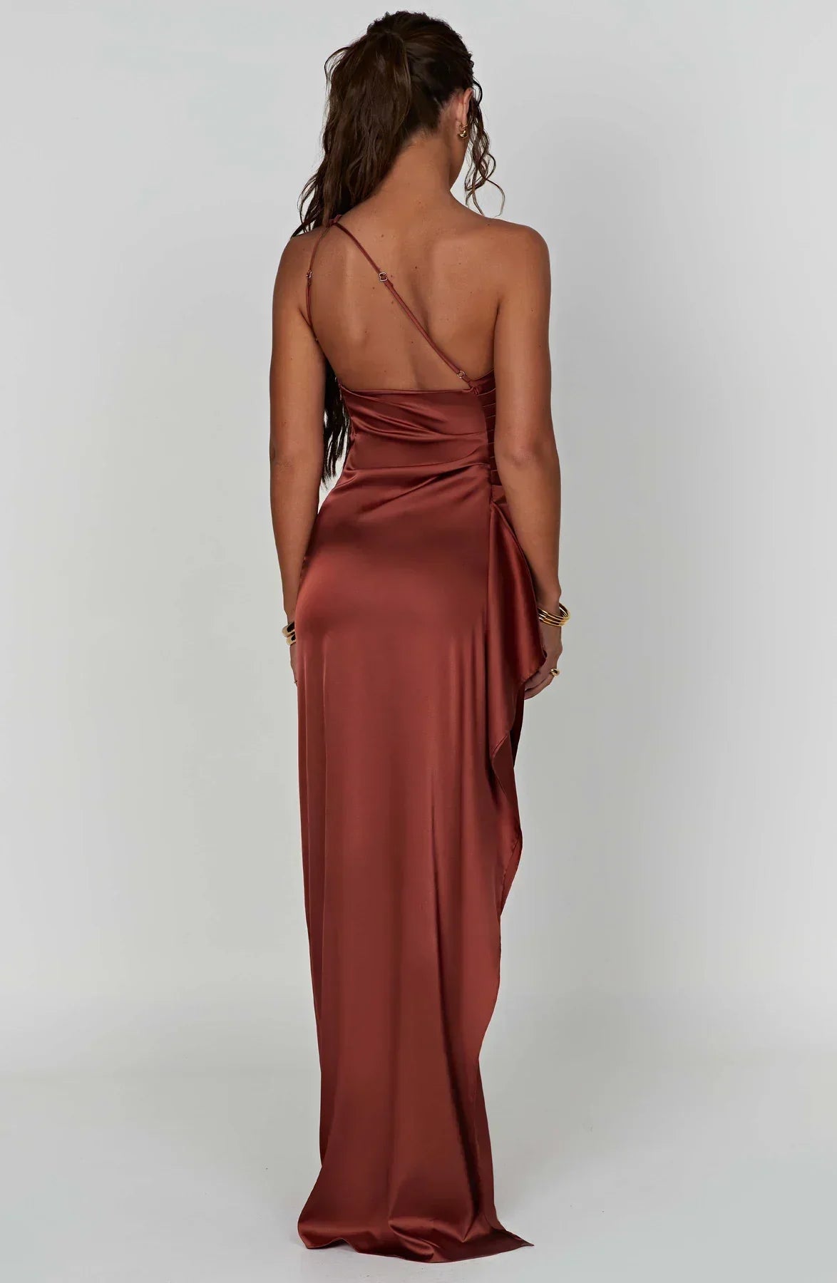 "Elegante satijnen avondjurk met één-schouder asymmetrisch ontwerp, hoge zijsplit en flatterende pasvorm, ideaal voor gala's.