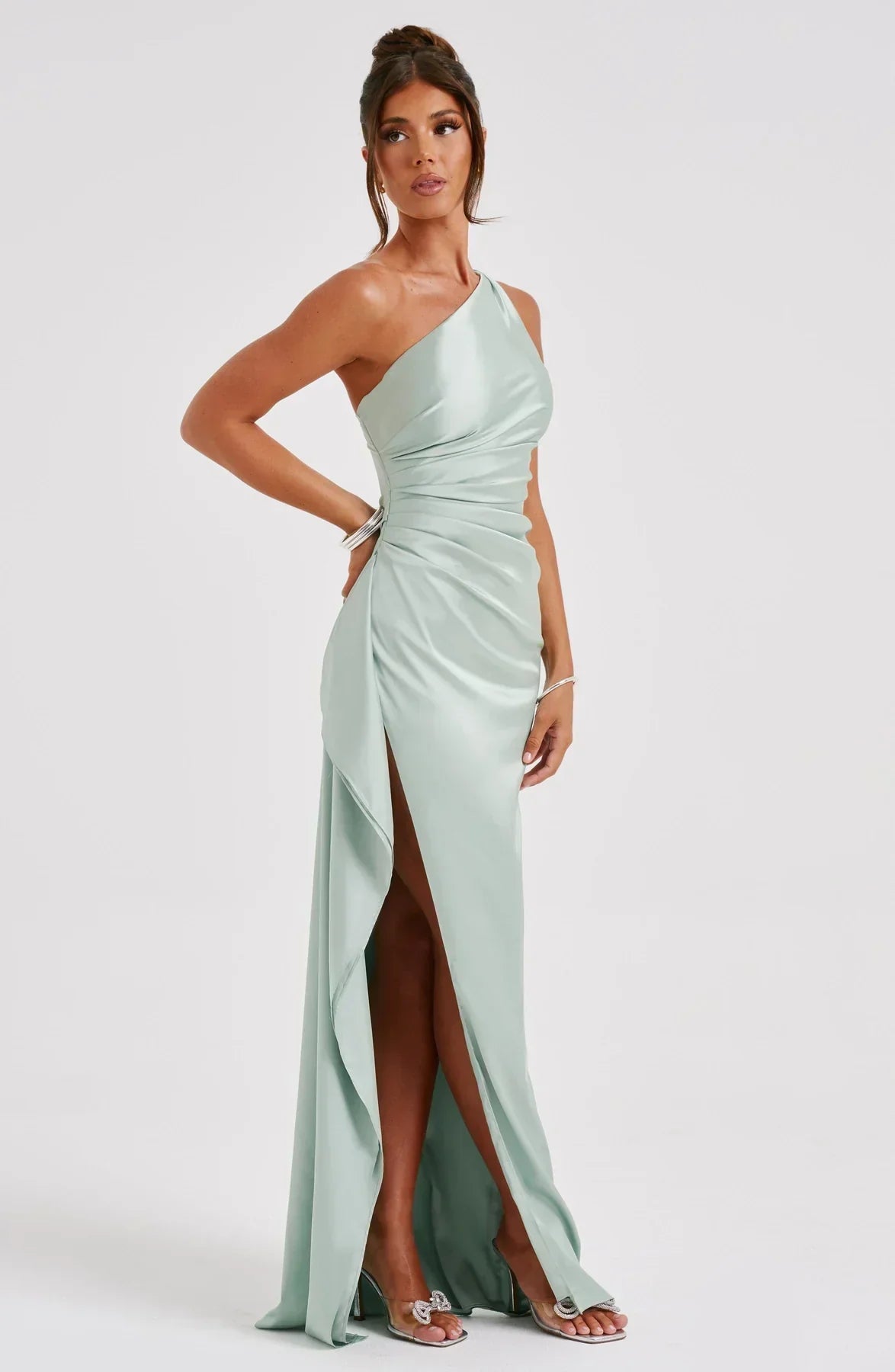 "Elegante satijnen avondjurk met één-schouder asymmetrisch ontwerp, hoge zijsplit en flatterende pasvorm, ideaal voor gala's.