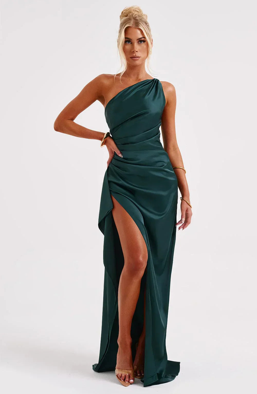 "Elegante satijnen avondjurk met één-schouder asymmetrisch ontwerp, hoge zijsplit en flatterende pasvorm, ideaal voor gala's.