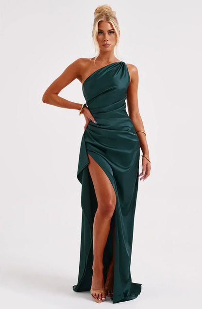 "Elegante satijnen avondjurk met één-schouder asymmetrisch ontwerp, hoge zijsplit en flatterende pasvorm, ideaal voor gala's.