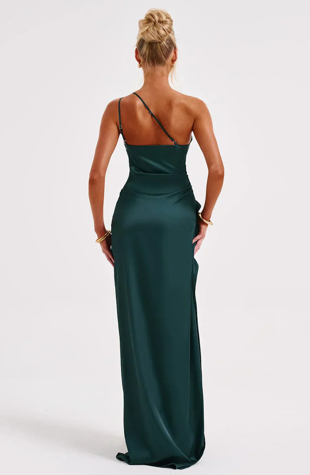 "Elegante satijnen avondjurk met één-schouder asymmetrisch ontwerp, hoge zijsplit en flatterende pasvorm, ideaal voor gala's.