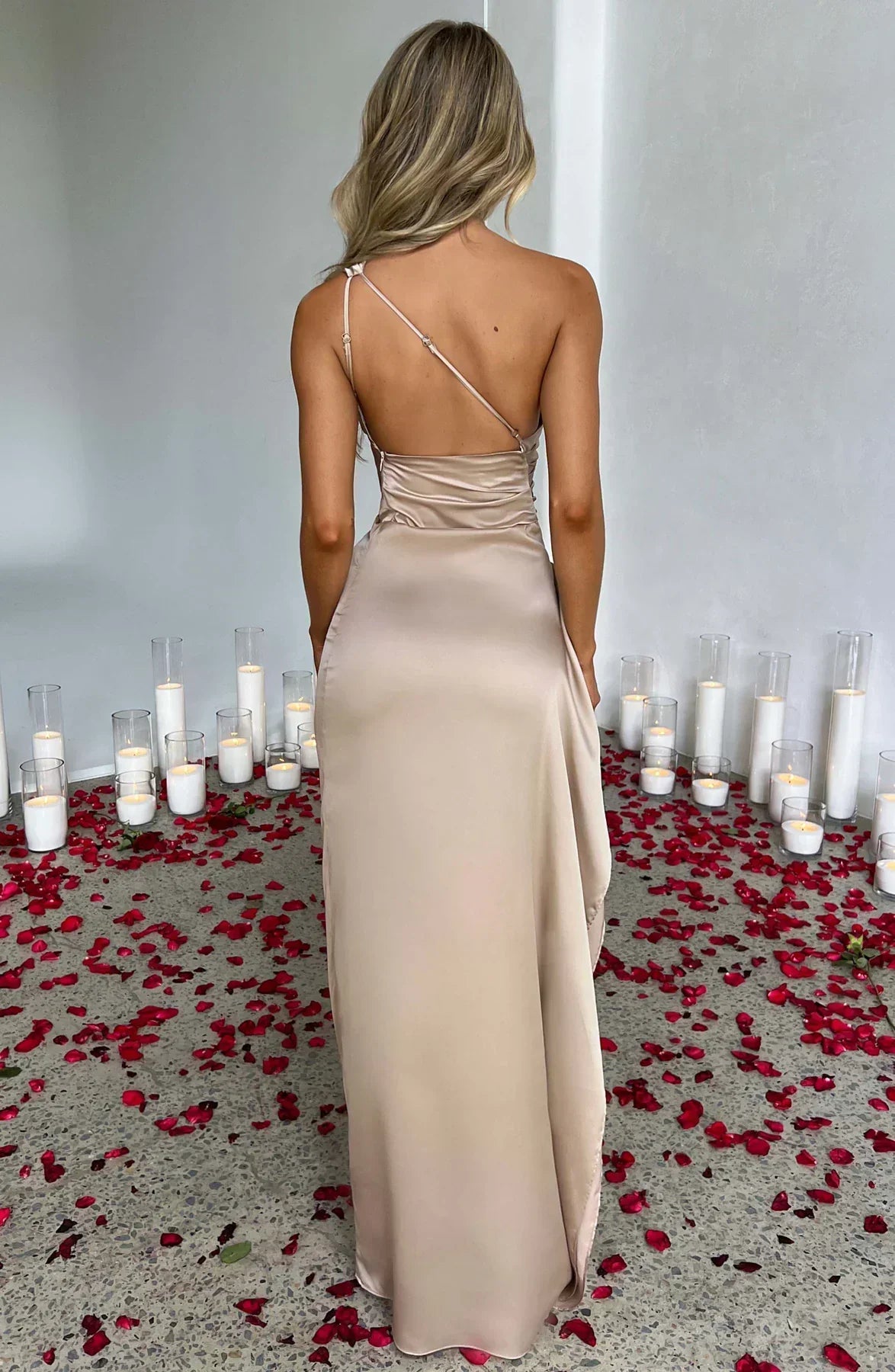 "Elegante satijnen avondjurk met één-schouder asymmetrisch ontwerp, hoge zijsplit en flatterende pasvorm, ideaal voor gala's.