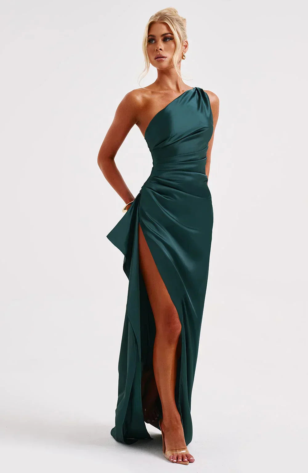 "Elegante satijnen avondjurk met één-schouder asymmetrisch ontwerp, hoge zijsplit en flatterende pasvorm, ideaal voor gala's.