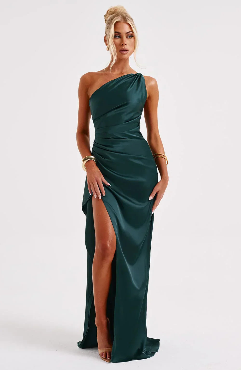 "Elegante satijnen avondjurk met één-schouder asymmetrisch ontwerp, hoge zijsplit en flatterende pasvorm, ideaal voor gala's.