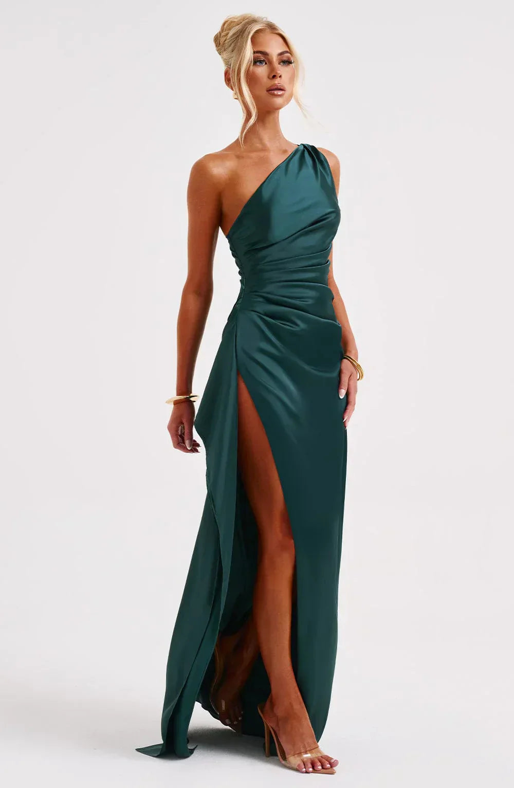 "Elegante satijnen avondjurk met één-schouder asymmetrisch ontwerp, hoge zijsplit en flatterende pasvorm, ideaal voor gala's.