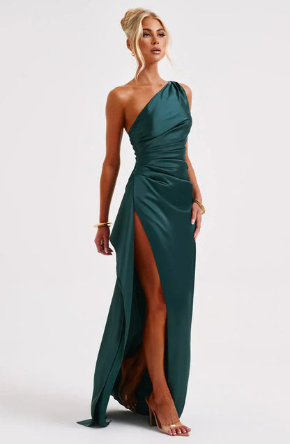 "Elegante satijnen avondjurk met één-schouder asymmetrisch ontwerp, hoge zijsplit en flatterende pasvorm, ideaal voor gala's.