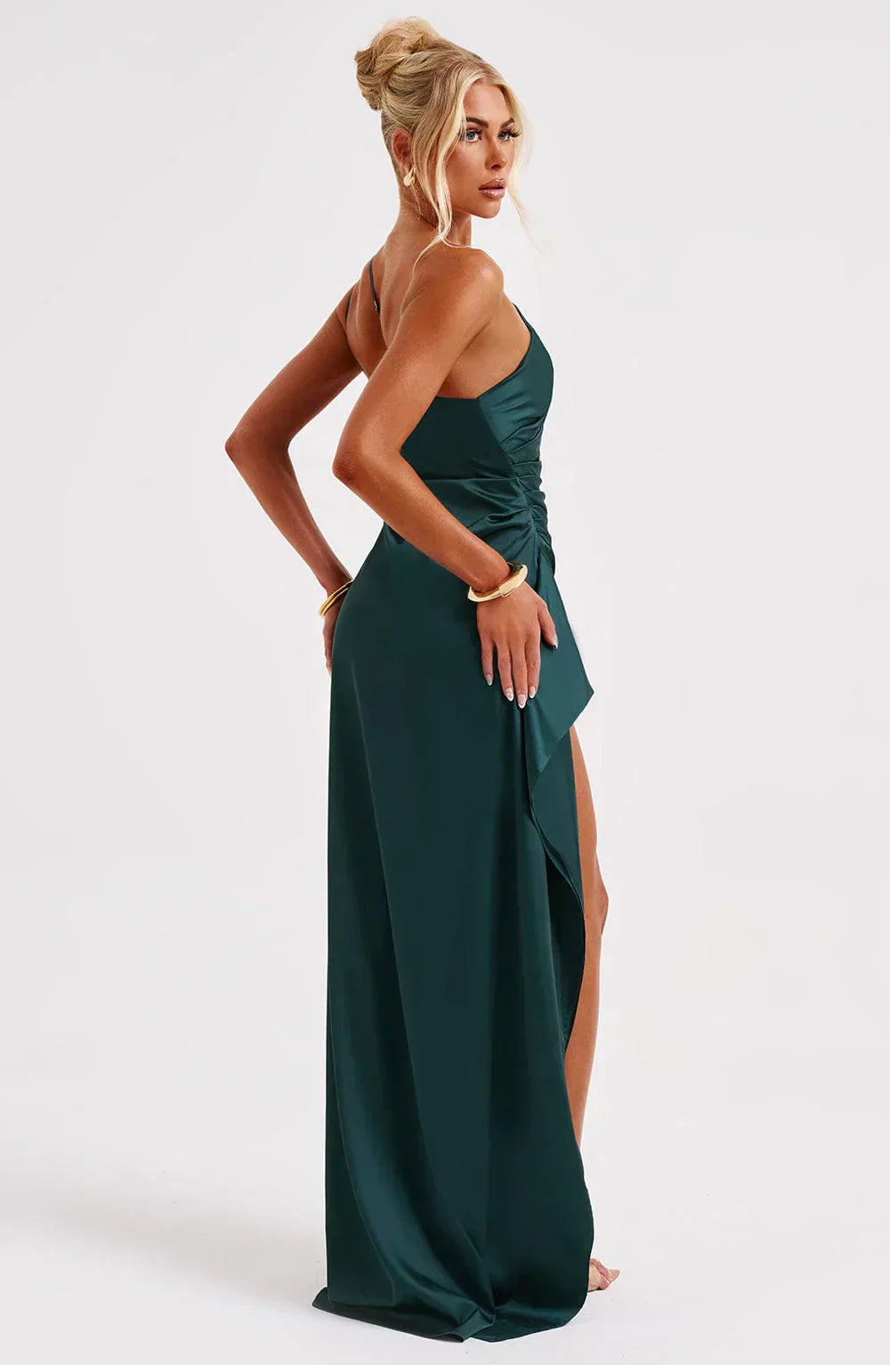 "Elegante satijnen avondjurk met één-schouder asymmetrisch ontwerp, hoge zijsplit en flatterende pasvorm, ideaal voor gala's.