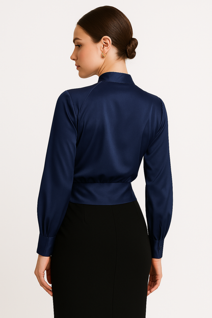 "Elegante satijnen blouse met pofmouwen, zachte stof en flatterende pasvorm, perfect voor luxe en stijlvolle looks."
