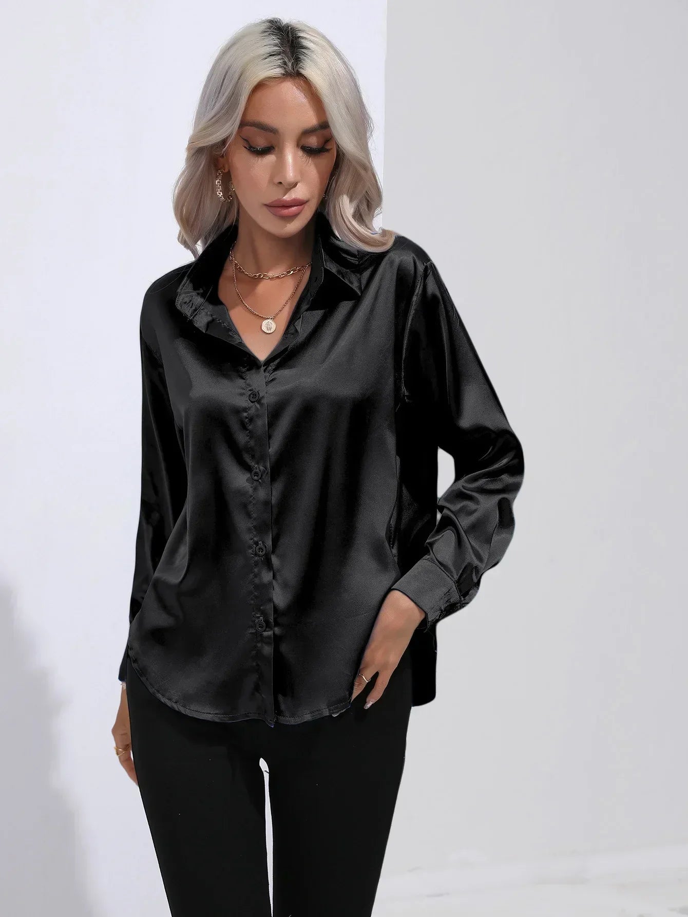 "Elegante satijnen blouse voor dames met glanzende afwerking en lange mouwen, perfect voor zakelijke en avondoutfits."