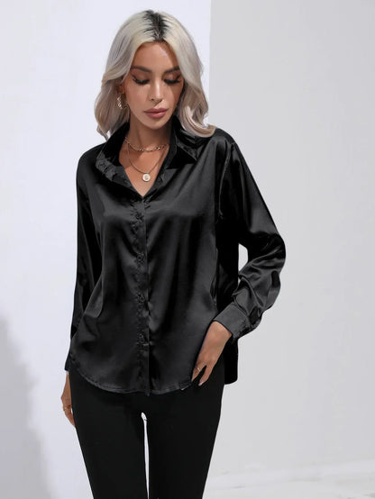 "Elegante satijnen blouse voor dames met glanzende afwerking en lange mouwen, perfect voor zakelijke en avondoutfits."