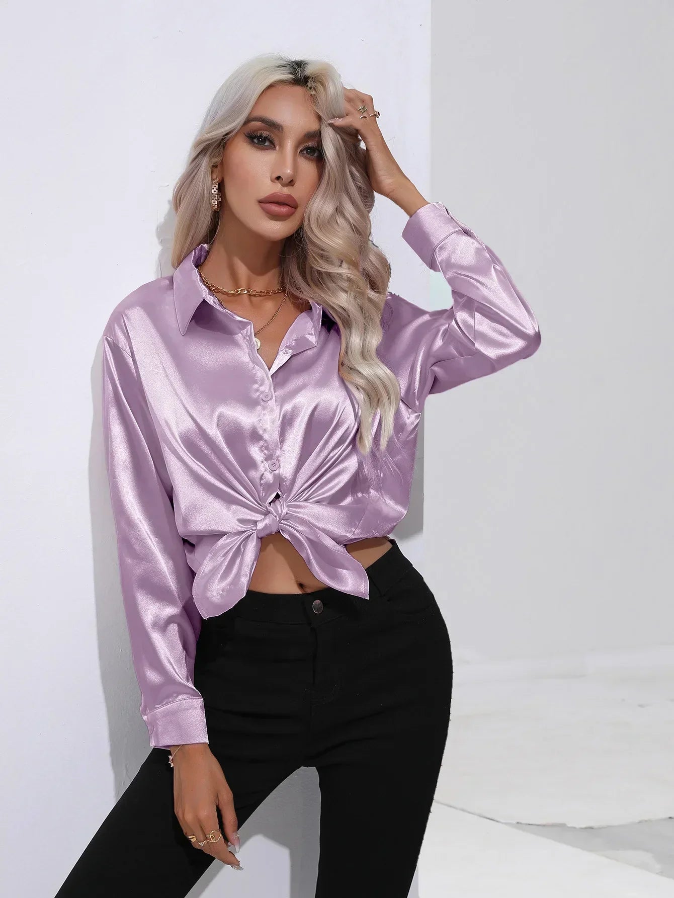 "Elegante satijnen blouse voor dames met glanzende afwerking en lange mouwen, perfect voor zakelijke en avondoutfits."