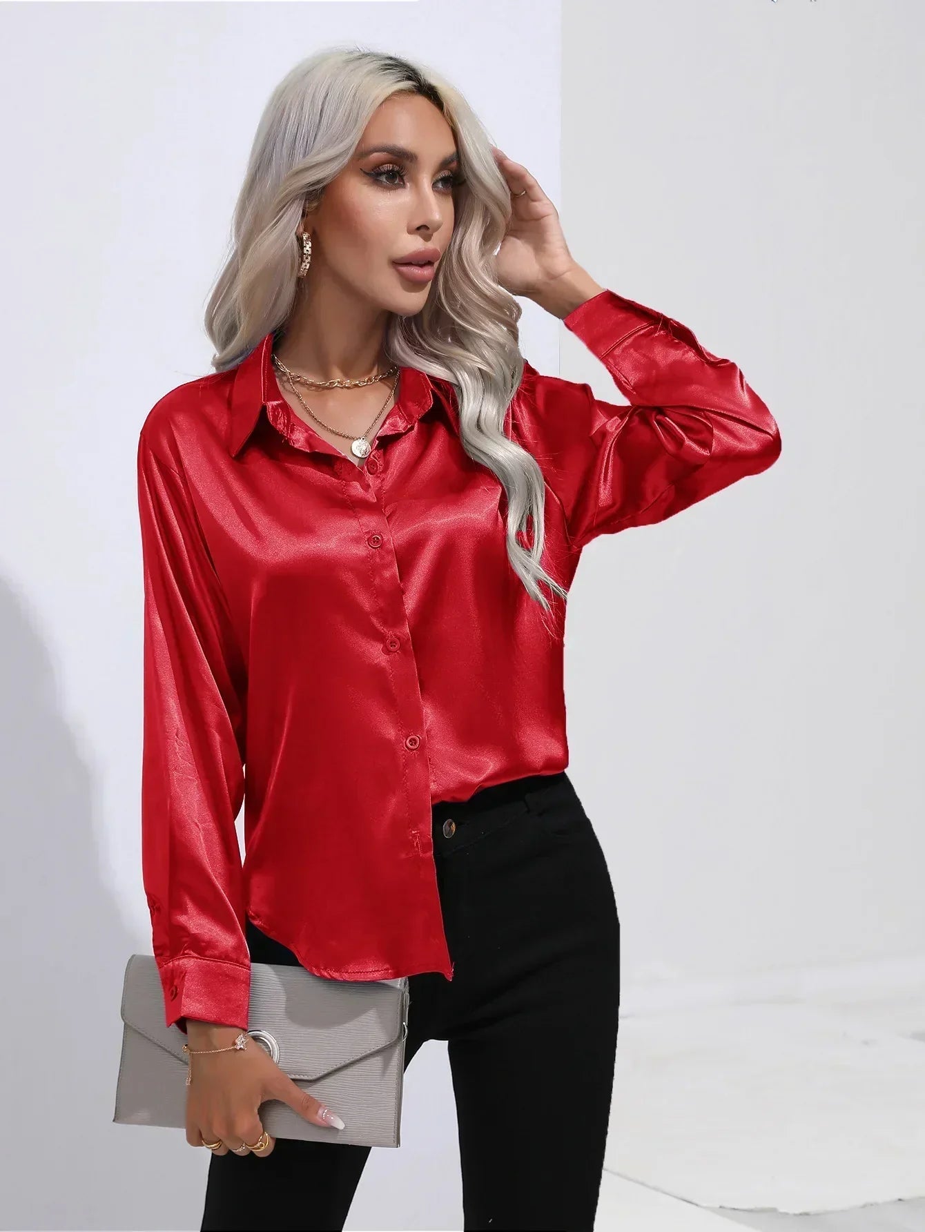 "Elegante satijnen blouse voor dames met glanzende afwerking en lange mouwen, perfect voor zakelijke en avondoutfits."
