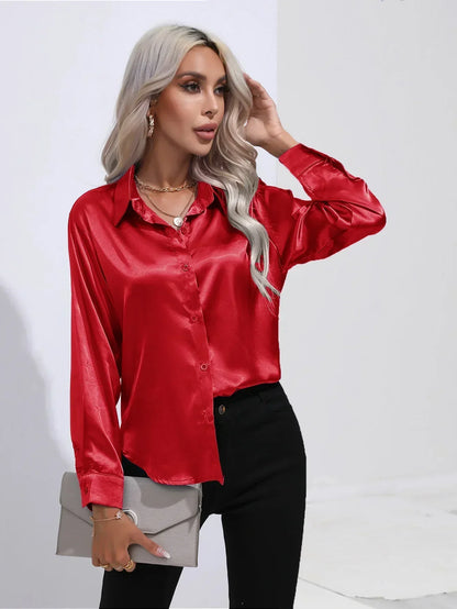 "Elegante satijnen blouse voor dames met glanzende afwerking en lange mouwen, perfect voor zakelijke en avondoutfits."