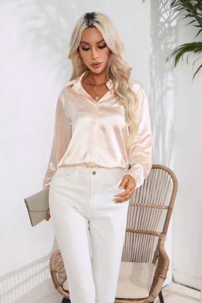 "Elegante satijnen blouse voor dames met glanzende afwerking en lange mouwen, perfect voor zakelijke en avondoutfits."